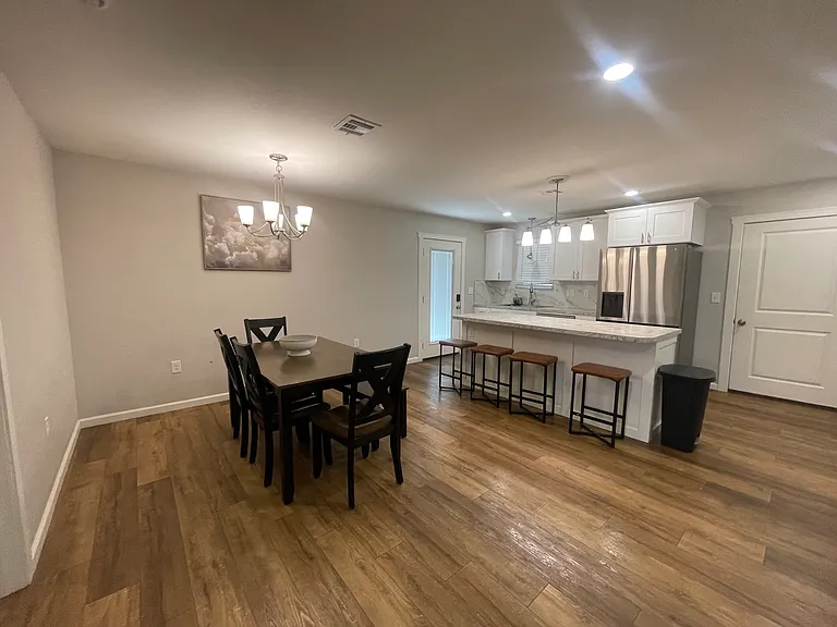 325 Sarah St — Photo 4