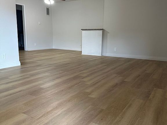 5th image of 13947 Oxnard St APT 209
