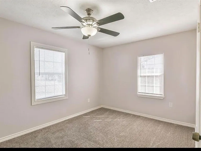 927 W 10th St — Photo 13
