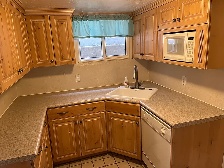 1064 E Hollywood Ave — Photo 9