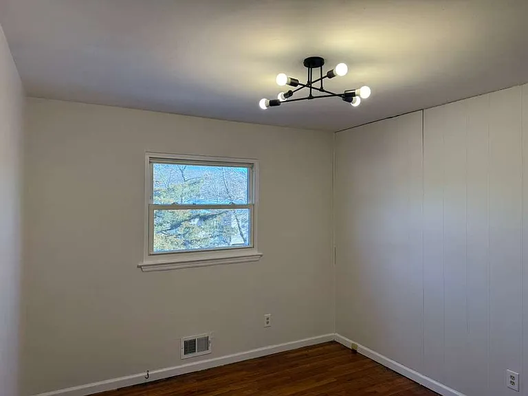 995 Hunt Dr — Photo 8