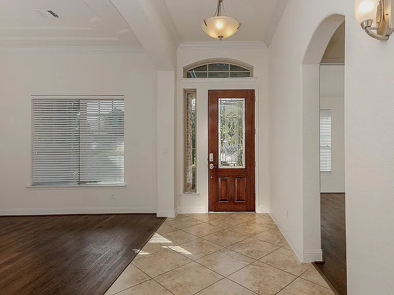 46 Caprice Bend Pl — Photo 5