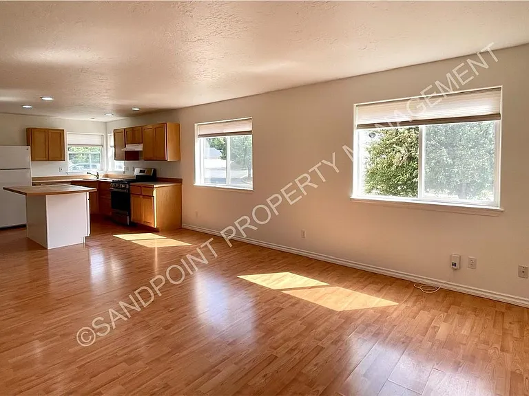 423 Louis Ln — Photo 7