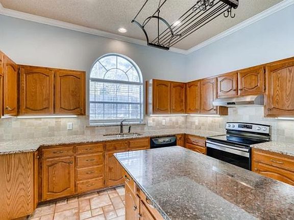 5th image of 1021 Saint Andrews Dr