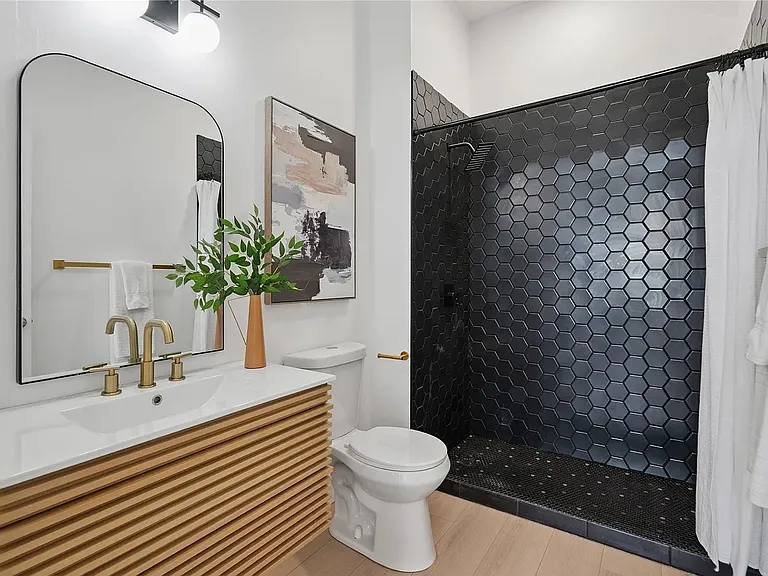 400 E Locust St #213 — Photo 16