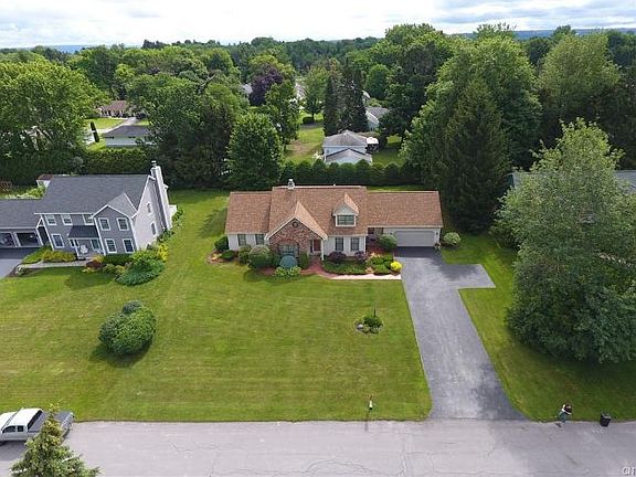3rd image of 15 Pippin Wood Dr