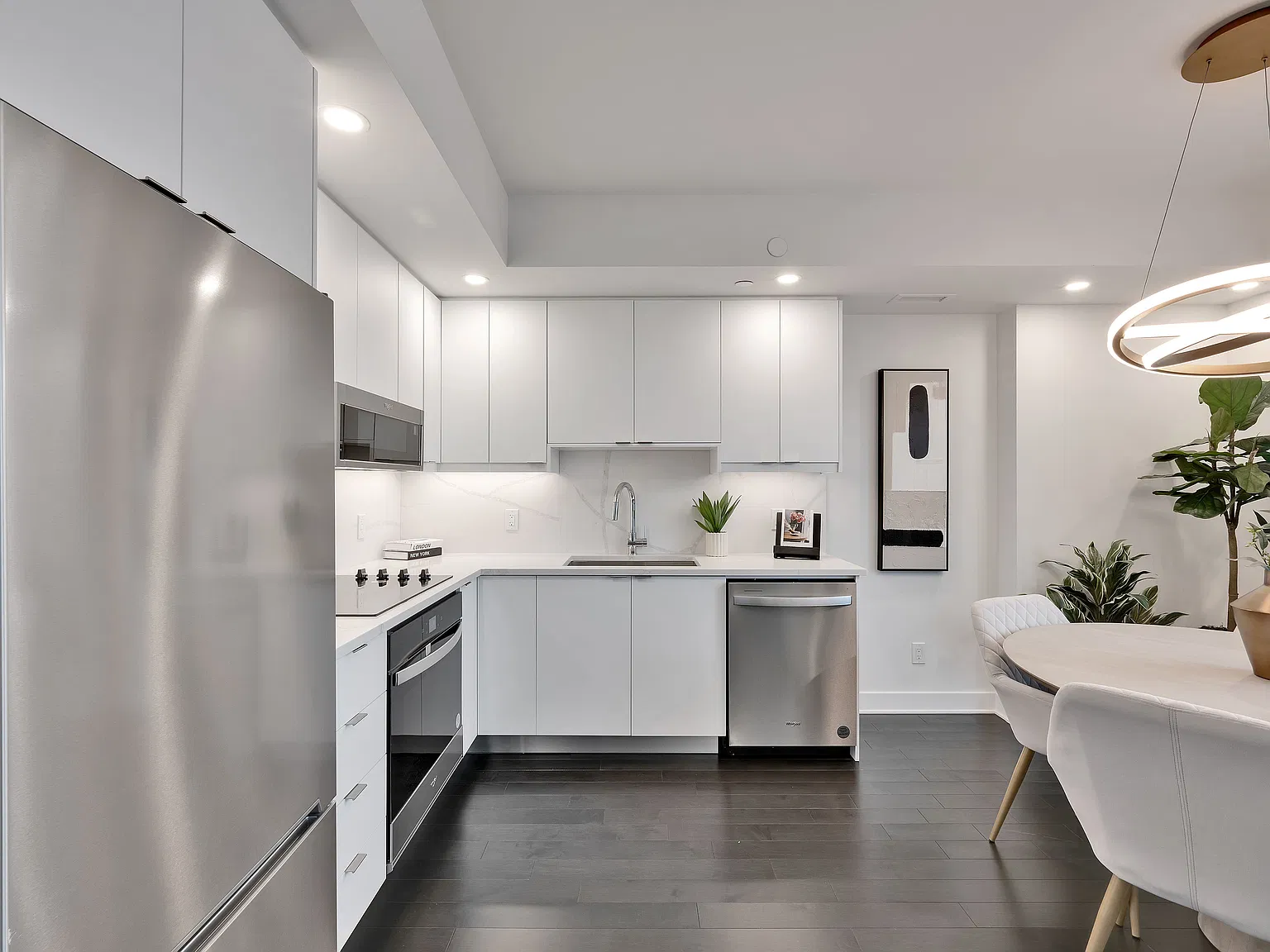 Royale Condos — Photo 1