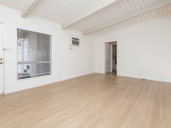 4th image of 3911 Wade St #10