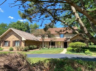 2200 Inverray Rd, Inverness, IL 60067