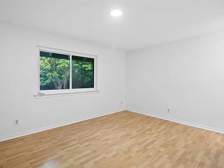 1401 Meadowmear Dr — Photo 15