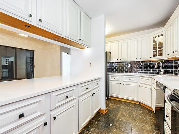 3rd image of 111 Mulberry St APT 5