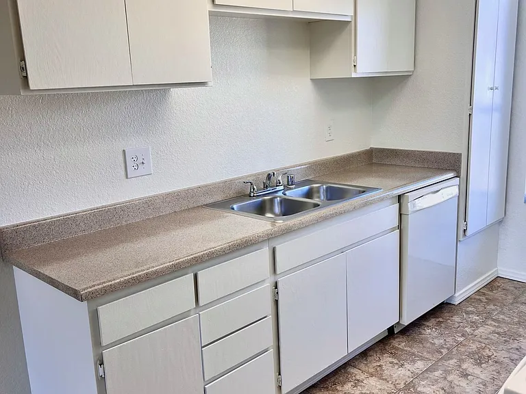 Royal Oaks Apartments in Bermuda Dunes — Photo 7