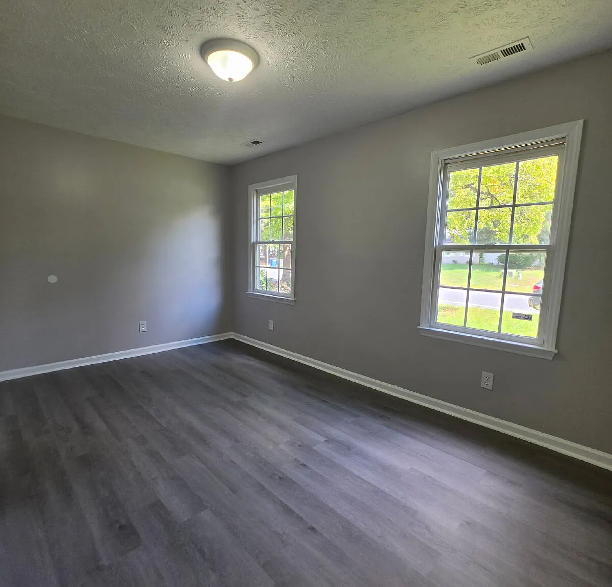 4 bed, 1.5 bath — Photo 4
