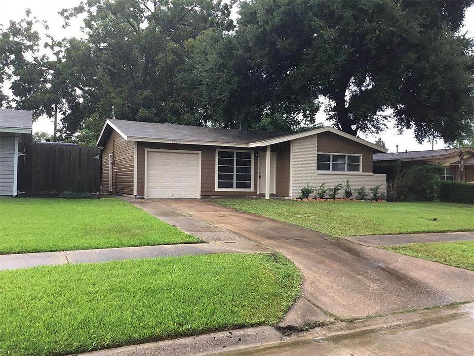 1st image of 3209 Longwood Dr