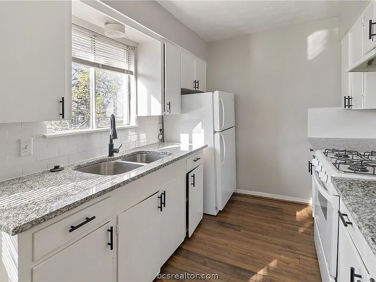 1014 E 23rd St — Photo 2
