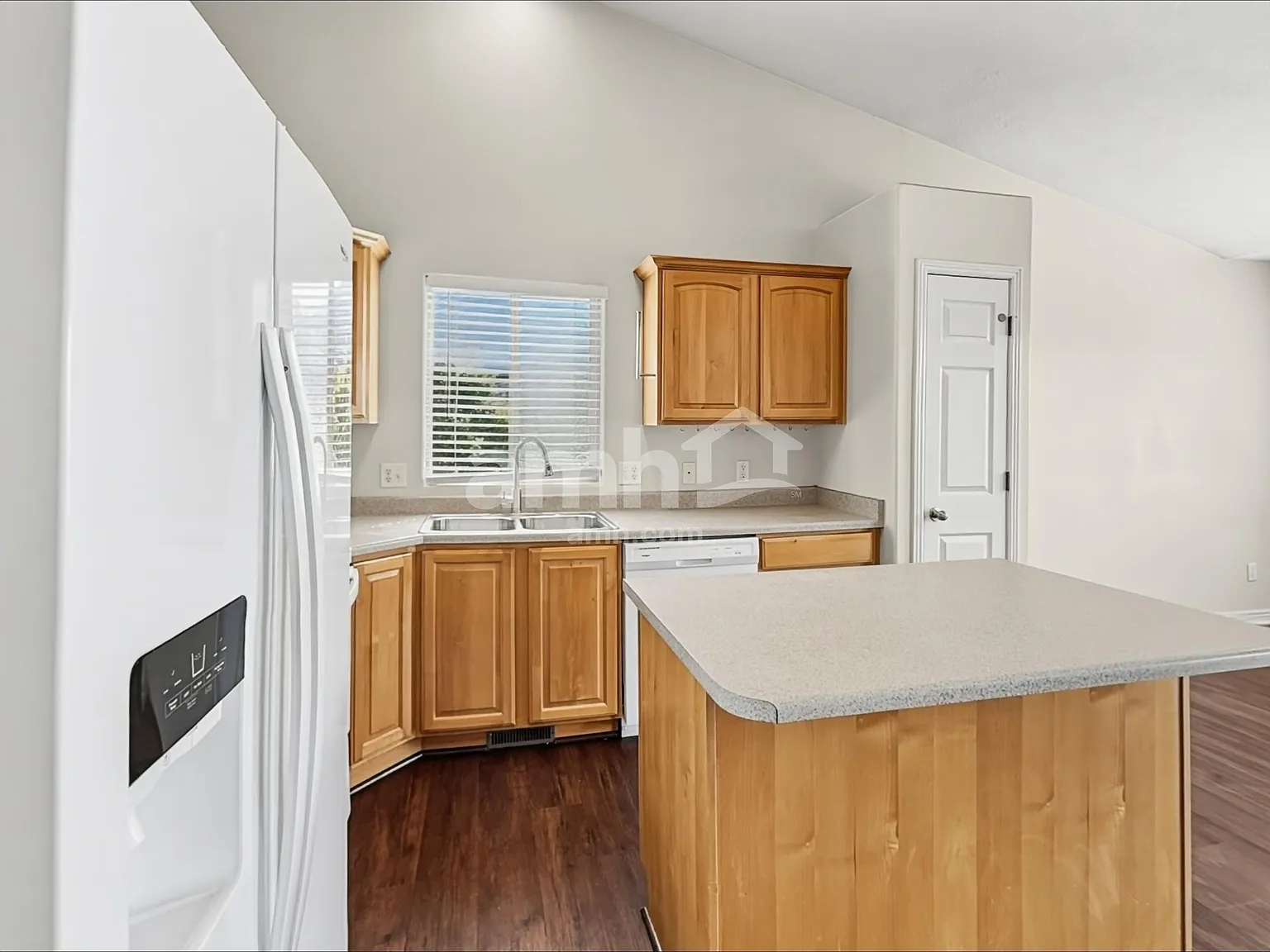 6 bed, 3.0 bath, 2900 sqft, $2,875 — Photo 4