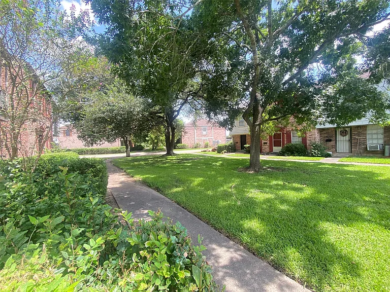 7913 Grove Ridge Dr — Photo 3