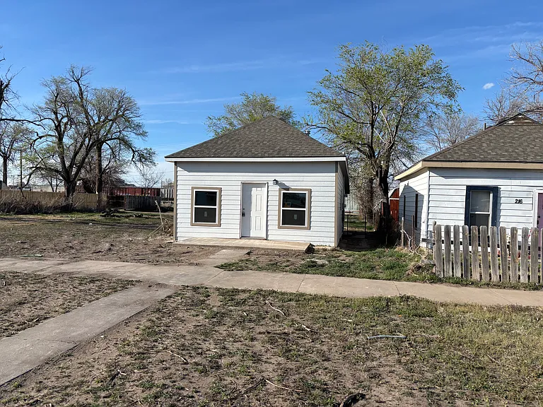 214 E Ave E — Photo 4