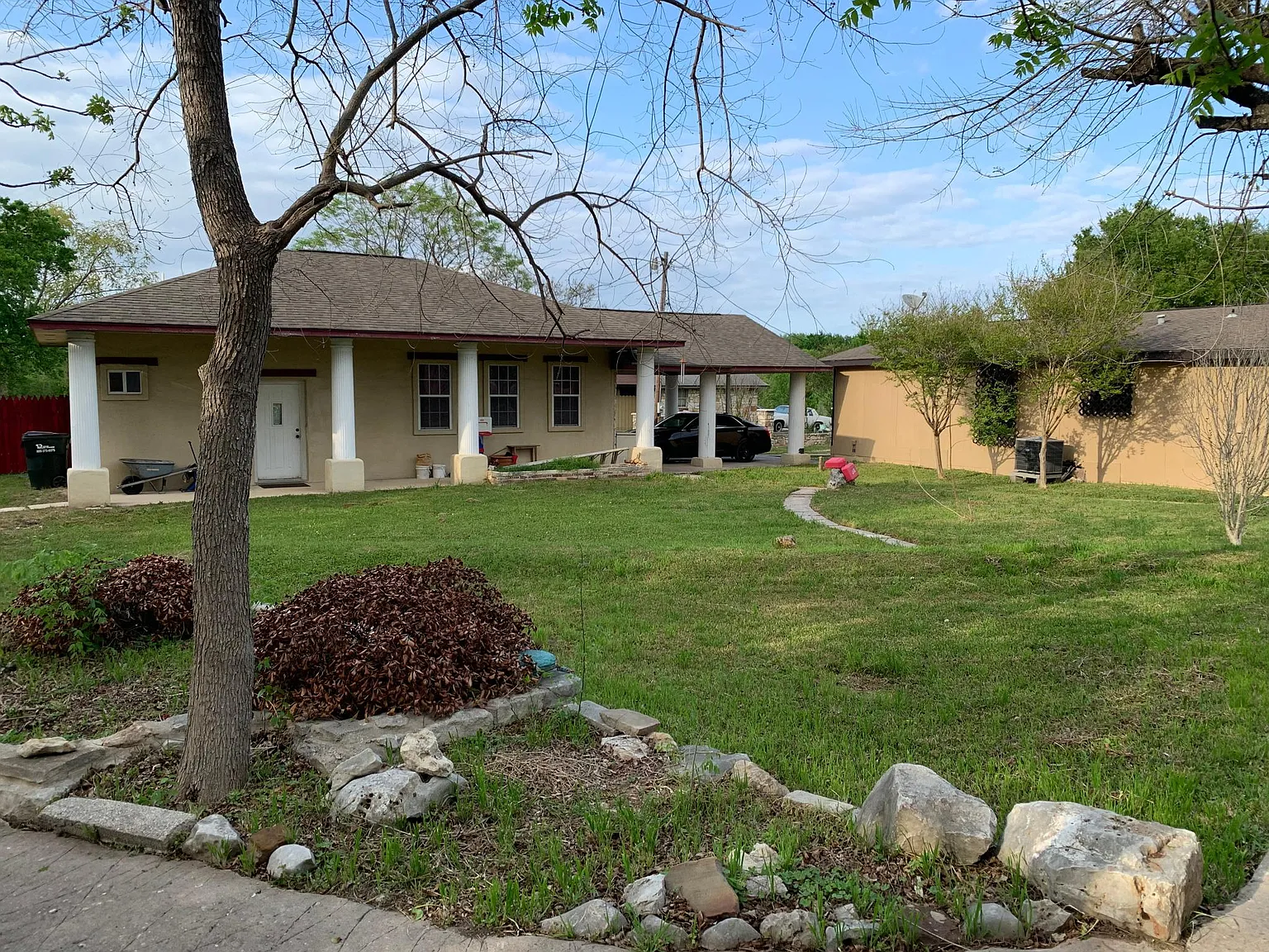181 Bradford Ln — Photo 3