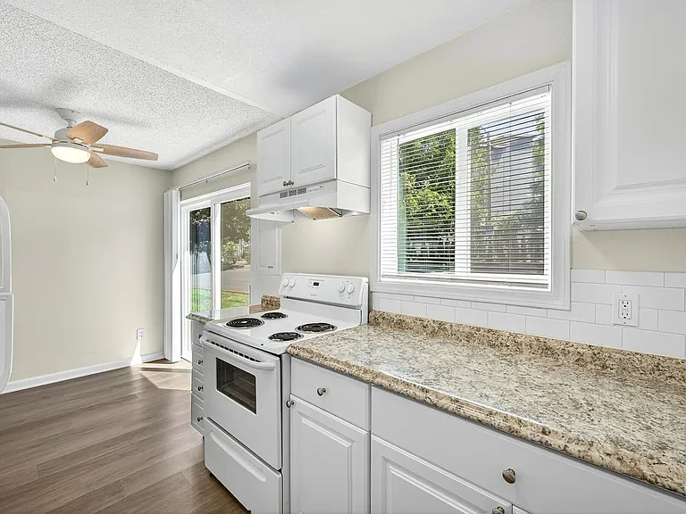 230 Lincoln St — Photo 1