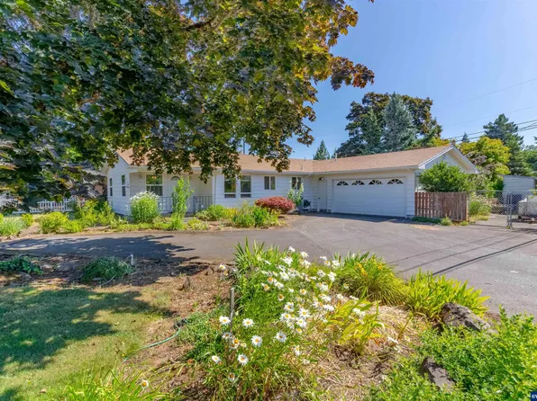 112 NW Hillcrest Dr, Dallas, OR 97338