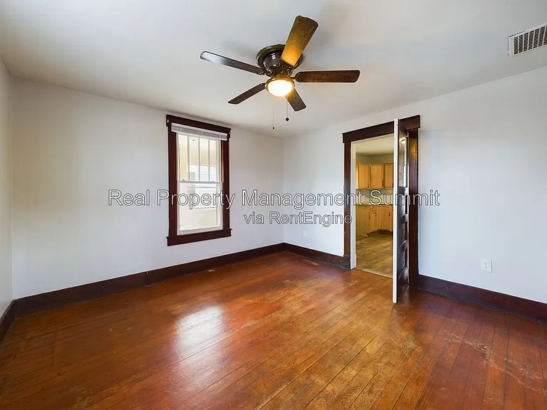 2408 Poplar St — Photo 6