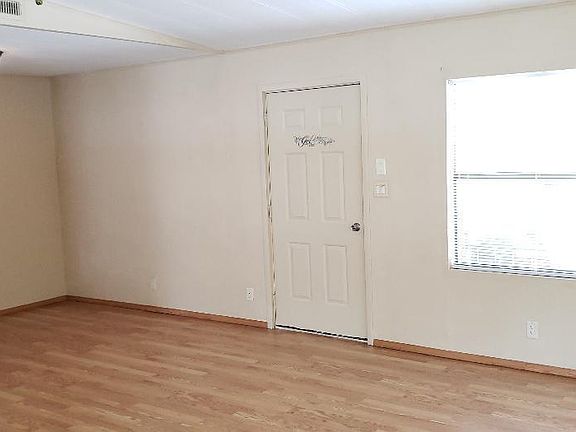 4th image of 400 NE 64th Ave