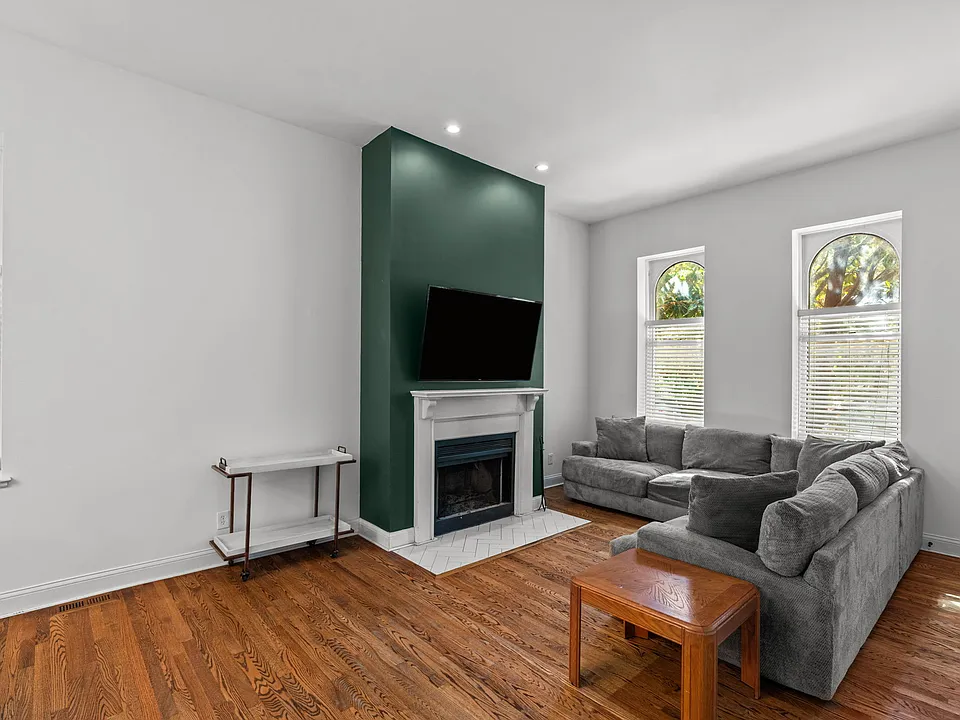 1422 Dolman St