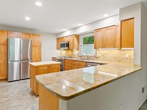 5th image of 1864 Edgewater Dr
