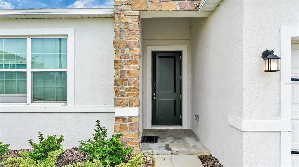 3 bed, 2.0 bath, 2109 sqft, $2,100 — Photo 3