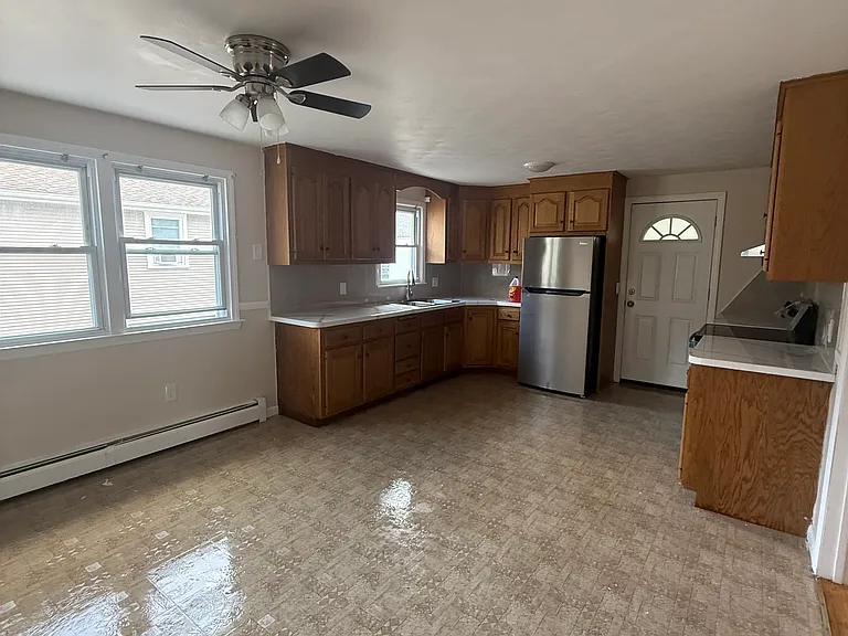 160 Hull St — Photo 4