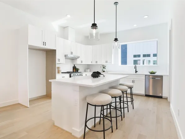 1016 W 15th 1/2 St #B, Houston, TX 77008