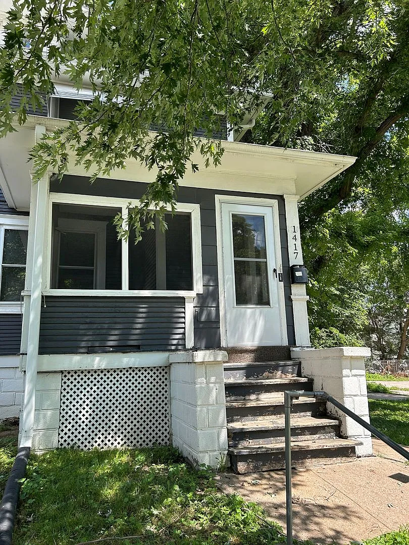 Timeless Charm Meets Modern Comfort Spacious 3 Bedroom Duplex Near Downtown Omaha — Photo 1