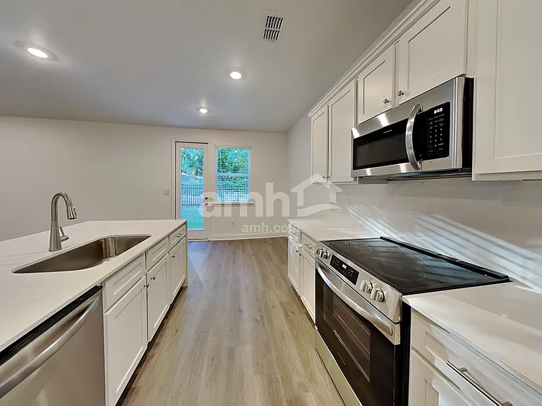 910 Carnelian Ln — Photo 4