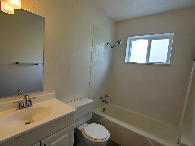 467 W Pacific St #6 — Photo 6