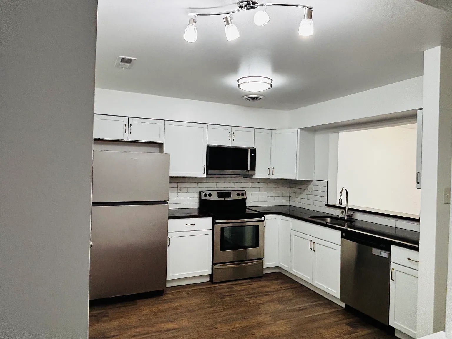 3 bed, 1364 sqft, $2,800 — Photo 2