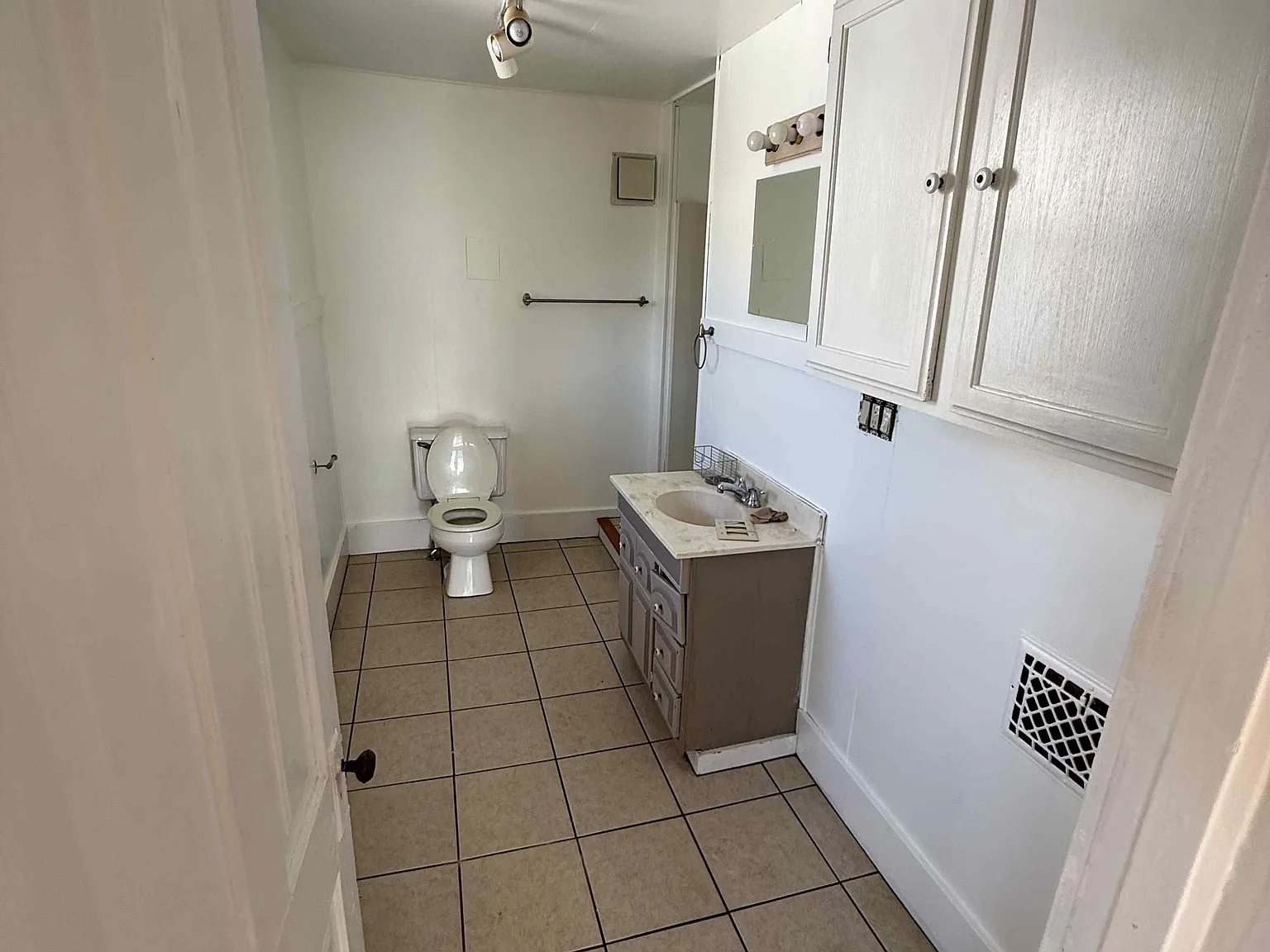 1 bed, 1.0 bath, 1000 sqft, $1,050 — Photo 2