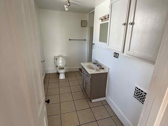 2nd image of 1021 Harlem Blvd #2