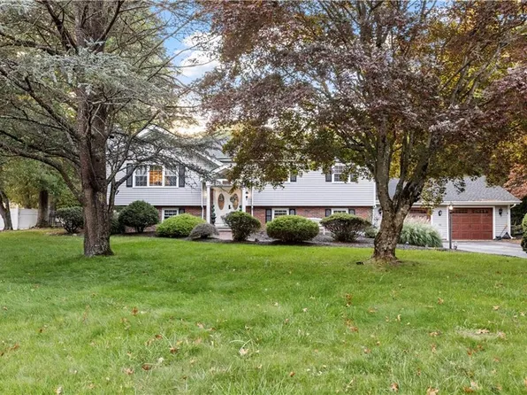 22 Gilbert Stuart Dr, Warwick, RI 02818
