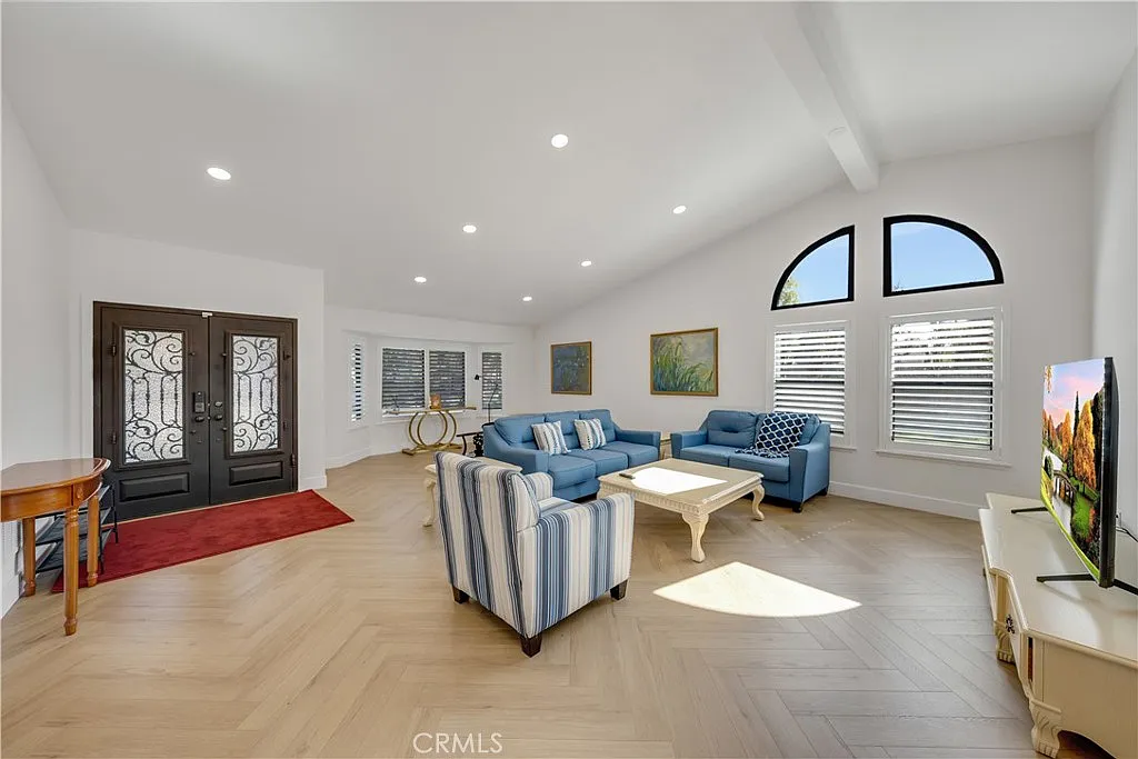 4 bed, 2303 sqft, $7,950 — Photo 2