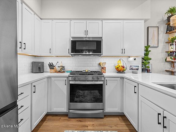 4th image of 930 E Railroad Ave