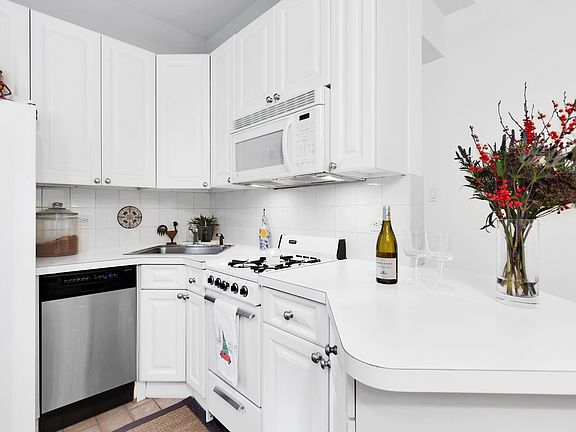 5th image of 162 W 56th St APT 1602