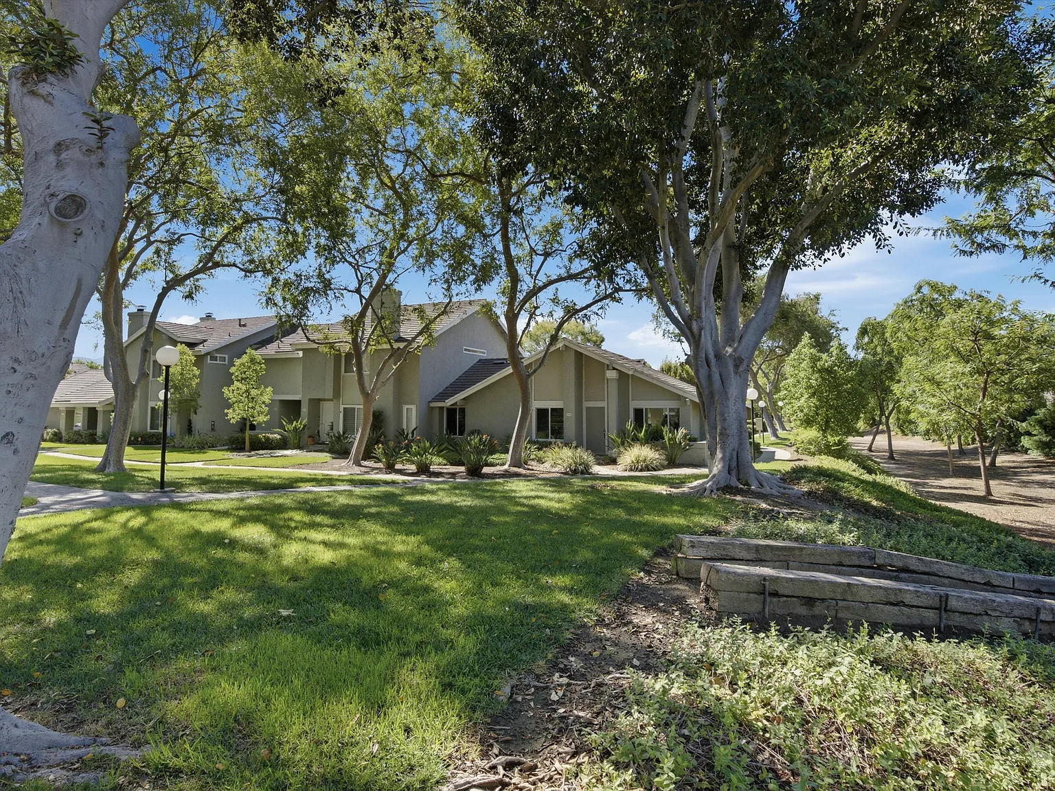 3 bed, 1128 sqft, $3,950 — Photo 2