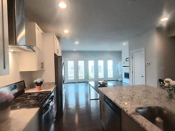 4th image of 932 King Farm Blvd