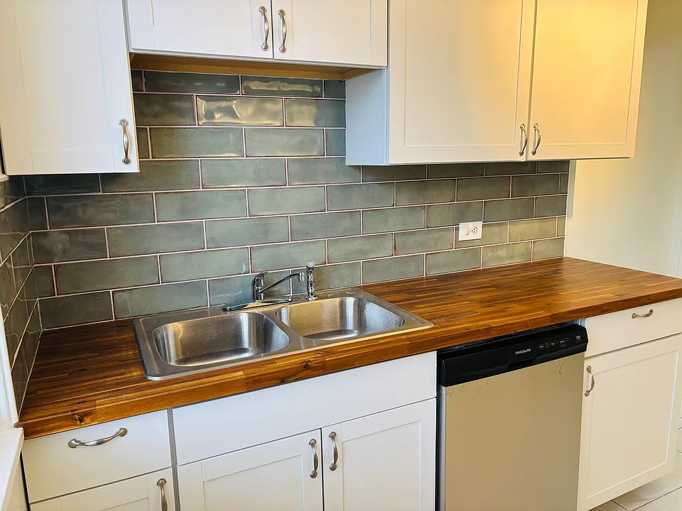 72 Farragut Rd #72