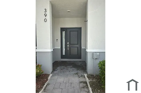 Building Photo - 390 NE 12th St #390
