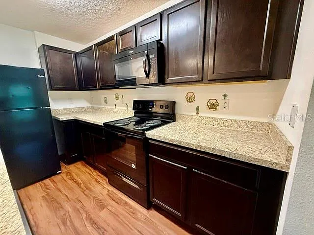 2 bed, 2.0 bath, 1008 sqft, $1,700 — Photo 4