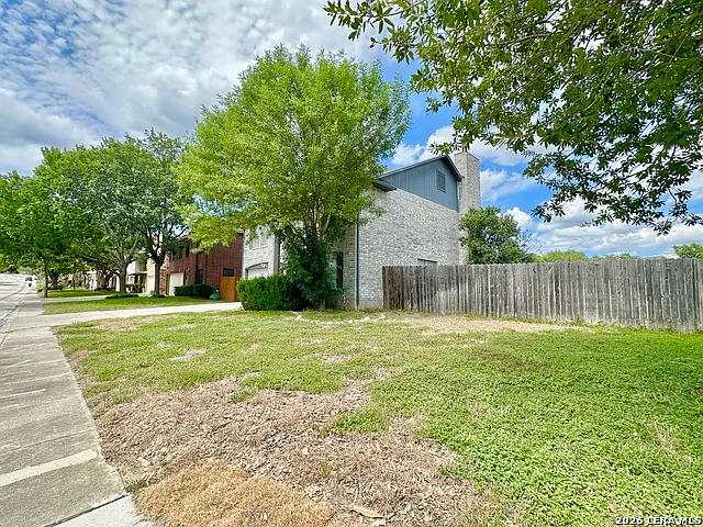3 bed, 2.5 bath, 2575 sqft, $2,275 — Photo 2