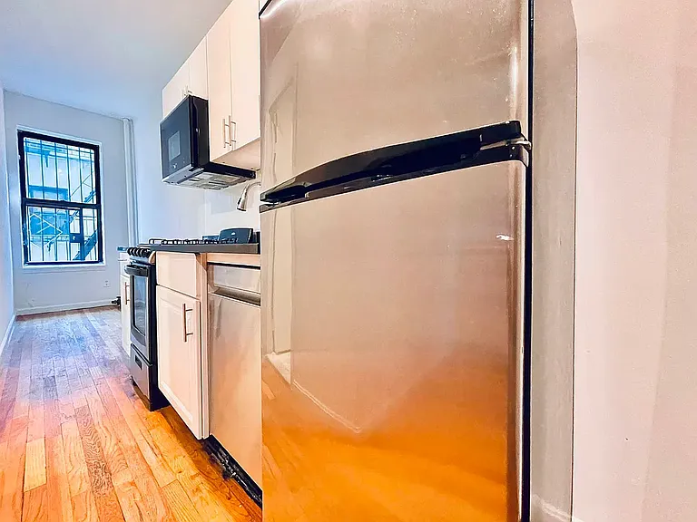 516 E 11th St #3B — Photo 6