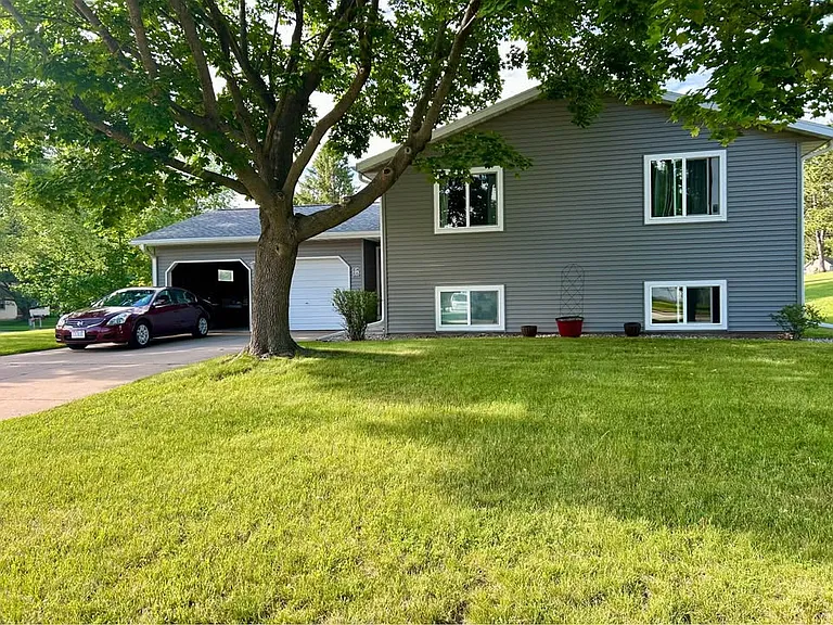 814 Evergreen Dr — Photo 1